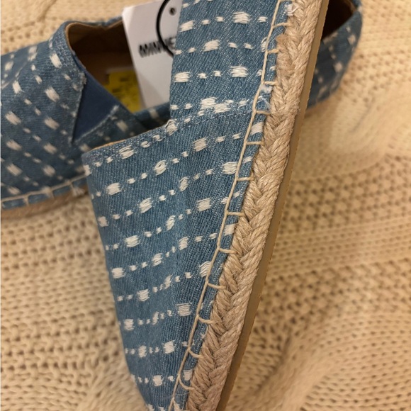 Women’s new Minnetonka denim espadrille flats with braided jute detail. Size 7M. - Picture 2 of 7